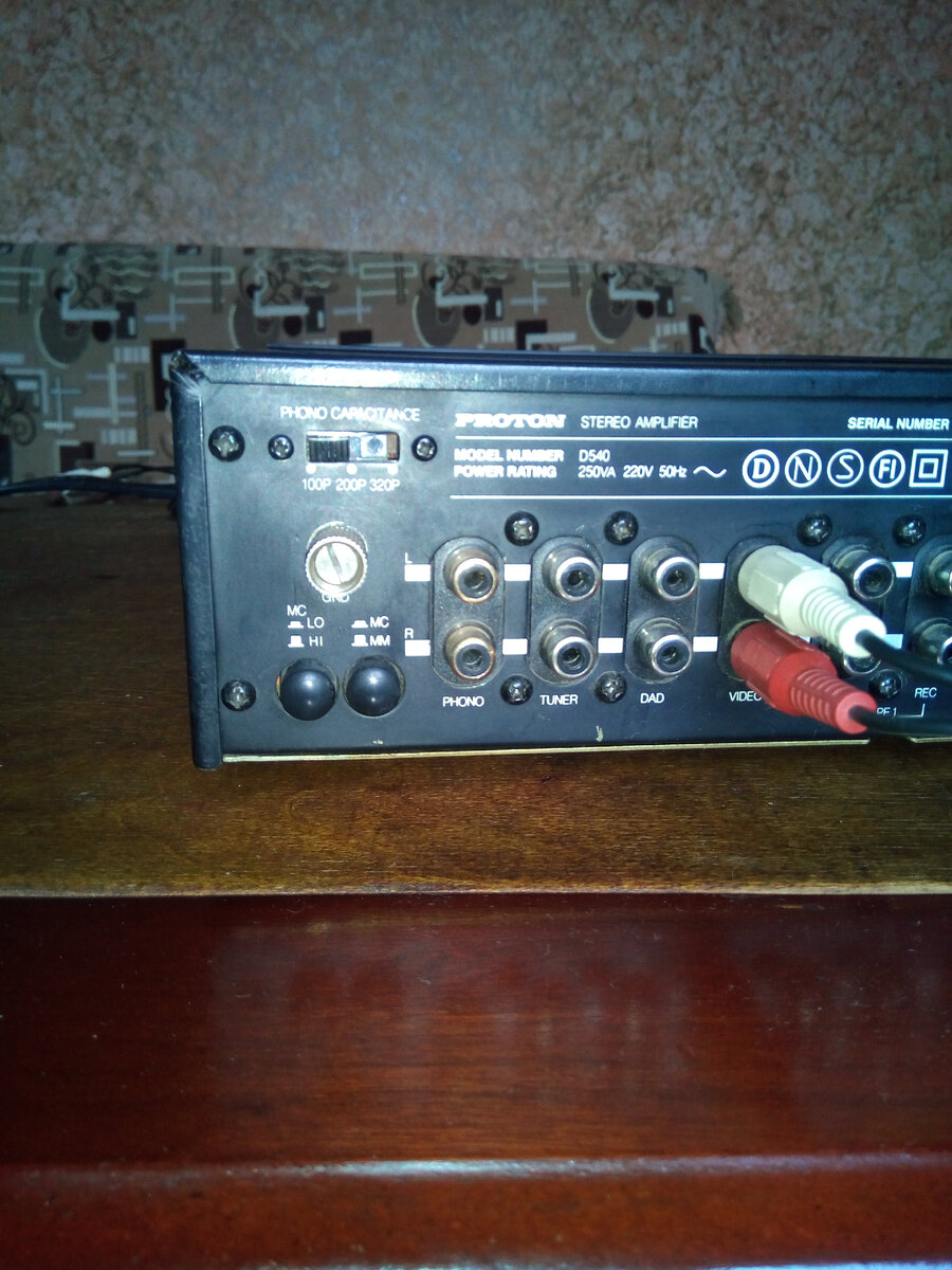 Усилитель PROTON .Встроенный фонокорректор ММ МС.