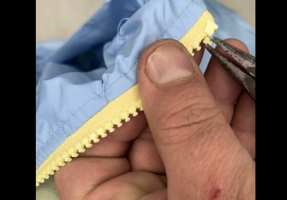Как починить молнию лайфхаков. Лайфхаки с молнией на куртке. Как починить молнию лайфхаков. Лайфхак для замка молнии. Края застежки-молнии название.
