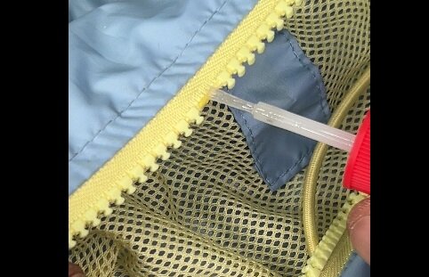 отремонтировать молнию на куртке. молния на куртке. починить молнию на куртке. зашить молнию на куртке. перелом на молнии на куртке.