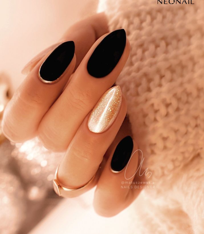 Ногти серебристые. Ногти на нг 2021. Идеи маникюра в топазных оттенков. Деньги в женских руках с маникюром. Маникюр январь 2021.