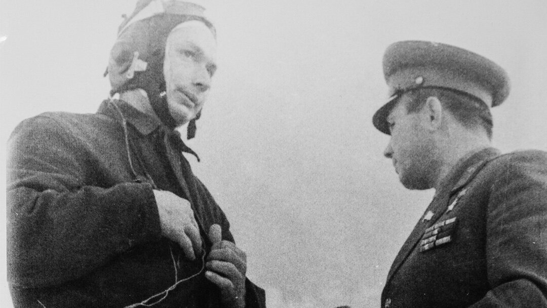 Космонавты Юрий Гагарин и Борис Егоров беседуют во время подготовки к лётной тренировке. Московская область, 1963 год. Фото из фондов Политехнического музея