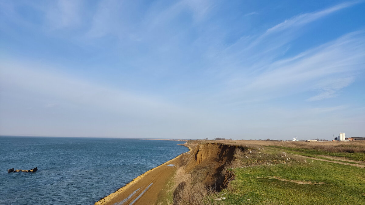  Кто узнал место? Поделитесь комментарием. Фото от 9 февраля 2024 г. Весь берег в бумажках