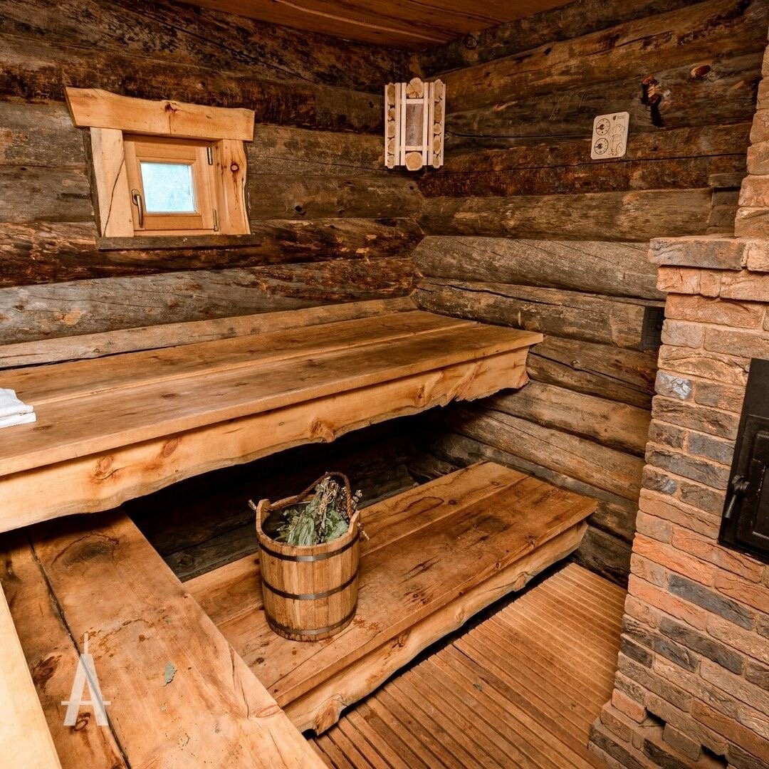 банная кожа конечностей. ходить в баню. русская баня на дровах с веником. баня. красивые женщины в бане.