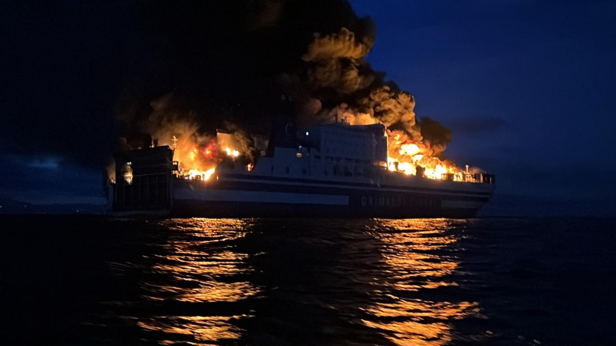18.02.2022 Пожар на судне EUROFERRY Olympia. Пожар на корабле. Корабль горит в море. Пожары на судах.