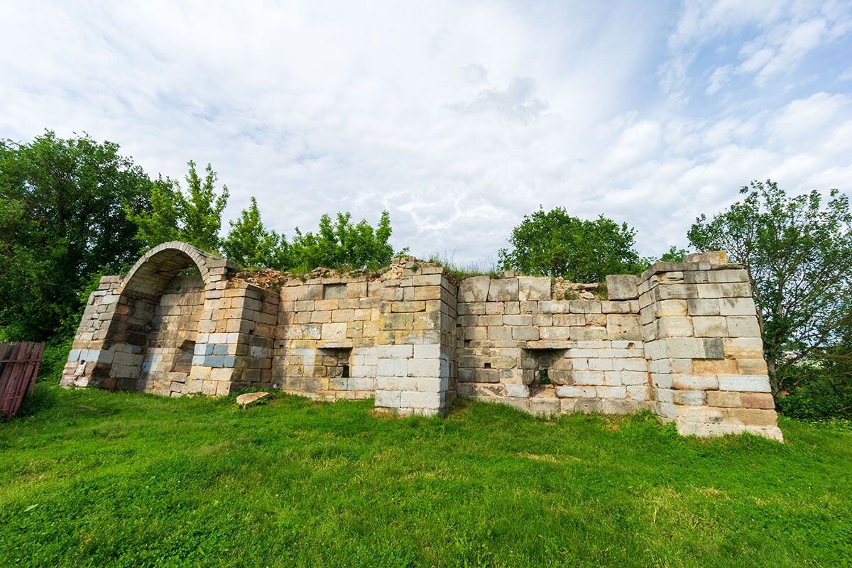 Остатки каменной кладки — все, что осталось от Серпуховского кремля📷
