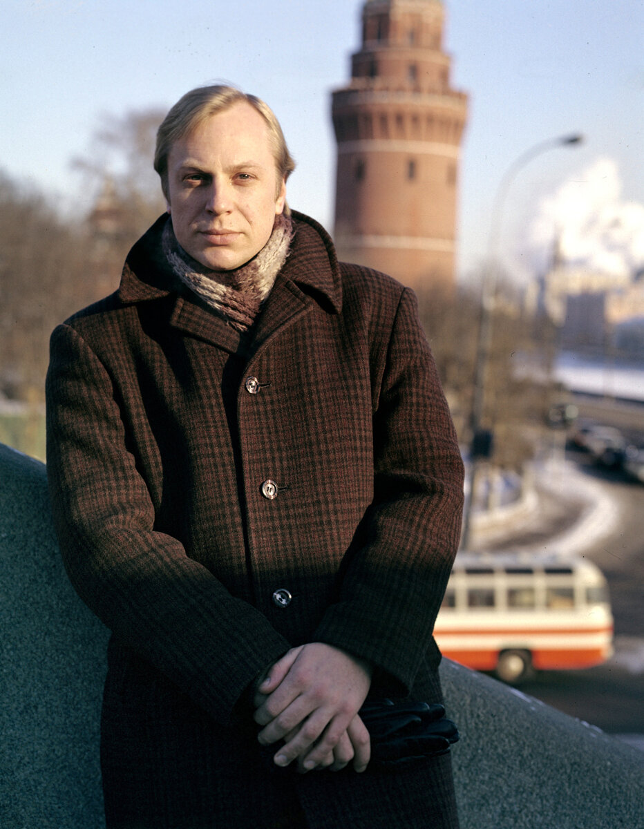 девушка много рук. фотопортрет с руками. девушка закрыла глаза.