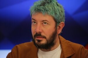 как зовут проводницу которая выкинула твикса. проводница 2 сериал александра осадчая. проводница сериал людмила загорская. сериал проводница 1 сезон 1 серия. как зовут проводницу которая выкинула твикса.