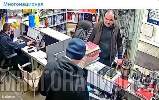 РАЗГОРЯЧЁННЫЙ ПОКУПКОЙ ЗАПЧАСТЕЙ, УРОЖЕНЕЦ АЗЕРБАЙДЖАНА С ПАСПОРТОМ ГРАЖДАНИНА РОССИИ В РАЗГОВОРЕ С ПРОДАВЦОМ ОСКОРБИЛ ВЛАДИМИРА ПУТИНА. СКРИНШОТ ТГ-КАНАЛА "МНОГОНАЦИОНАЛ"