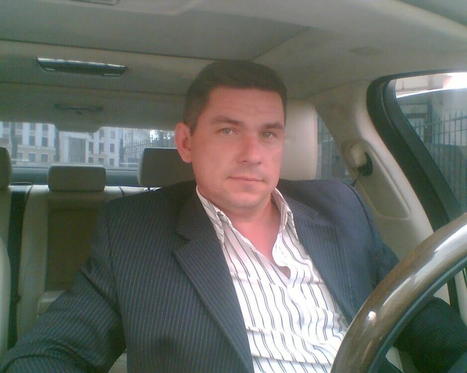 Прикурить сигарету другому. Стрельнуть сигарету мем. Сигареты мемы мемы. Дай сигарету. Держит сигарету.