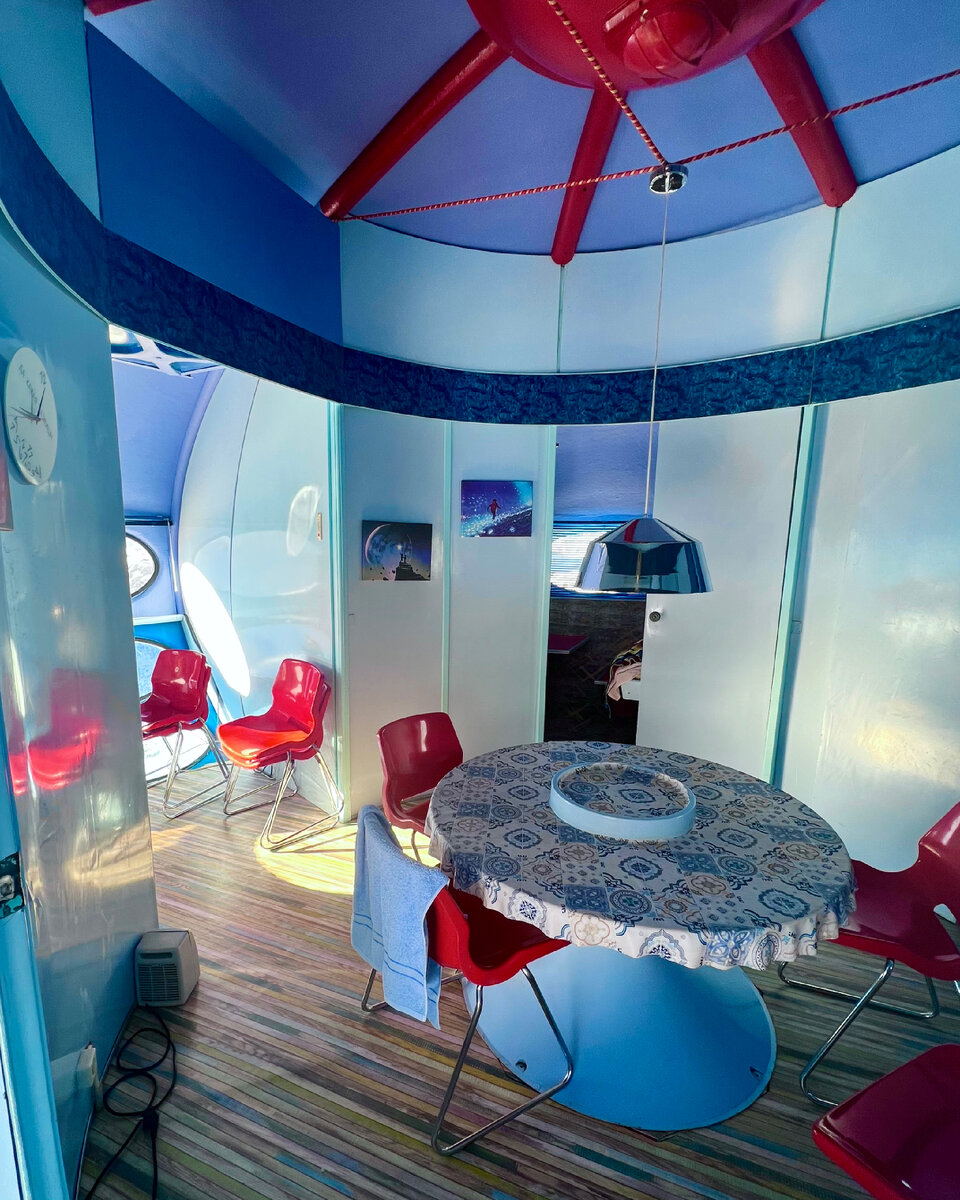 Внутри летающей тарелки