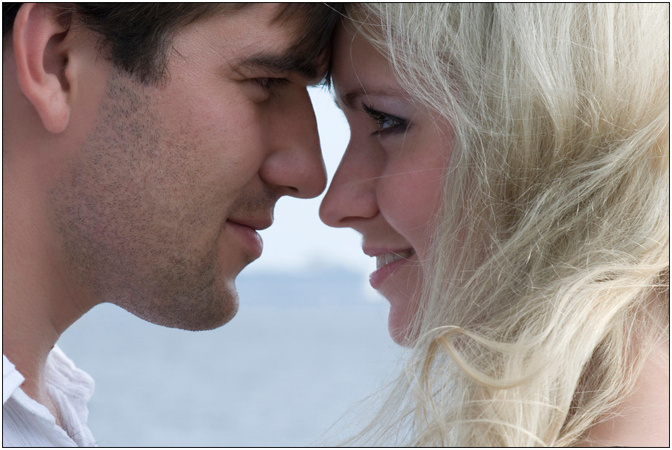 открытки с красивыми девушками и с красивыми пожеланиями. мужчины желают счастья женщине. мужчина обнимает женщину. открытки с пожеланиями любимой женщине. пожелания счастья в картинках мужчине.