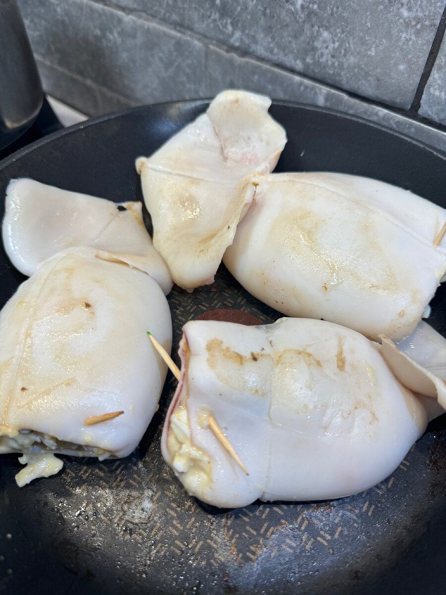 кальмары фаршированные фетой холодная закуска. фаршированный кальмар мишлен. кальмар фаршированный булгуром. фаршированные кальмары на праздничный стол. кальмары фаршированные от андрея бова.