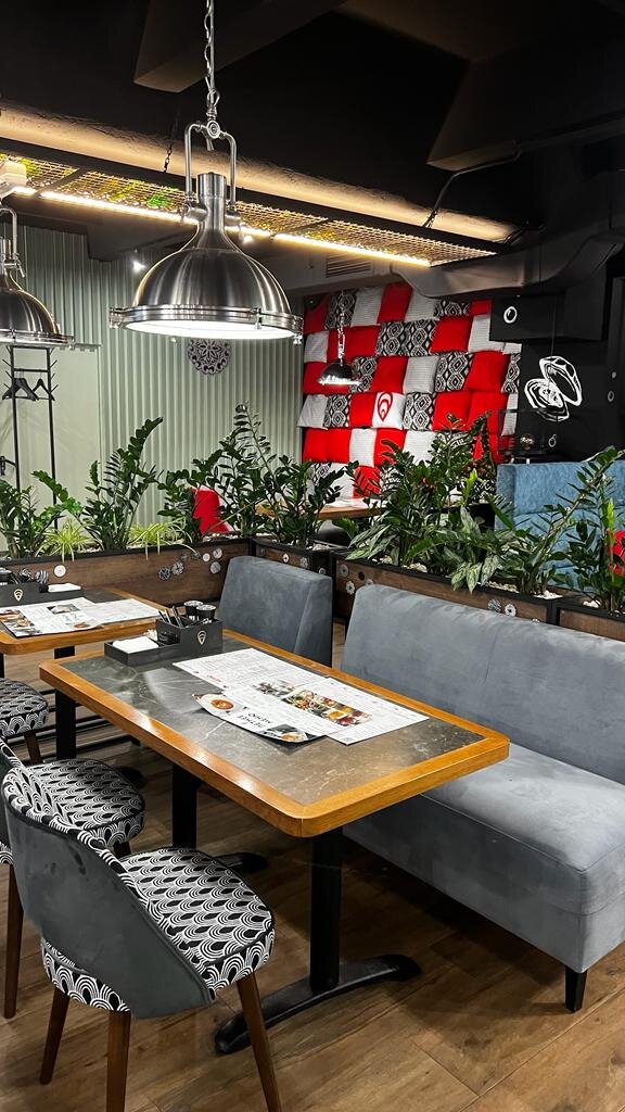 Много живых растений радует