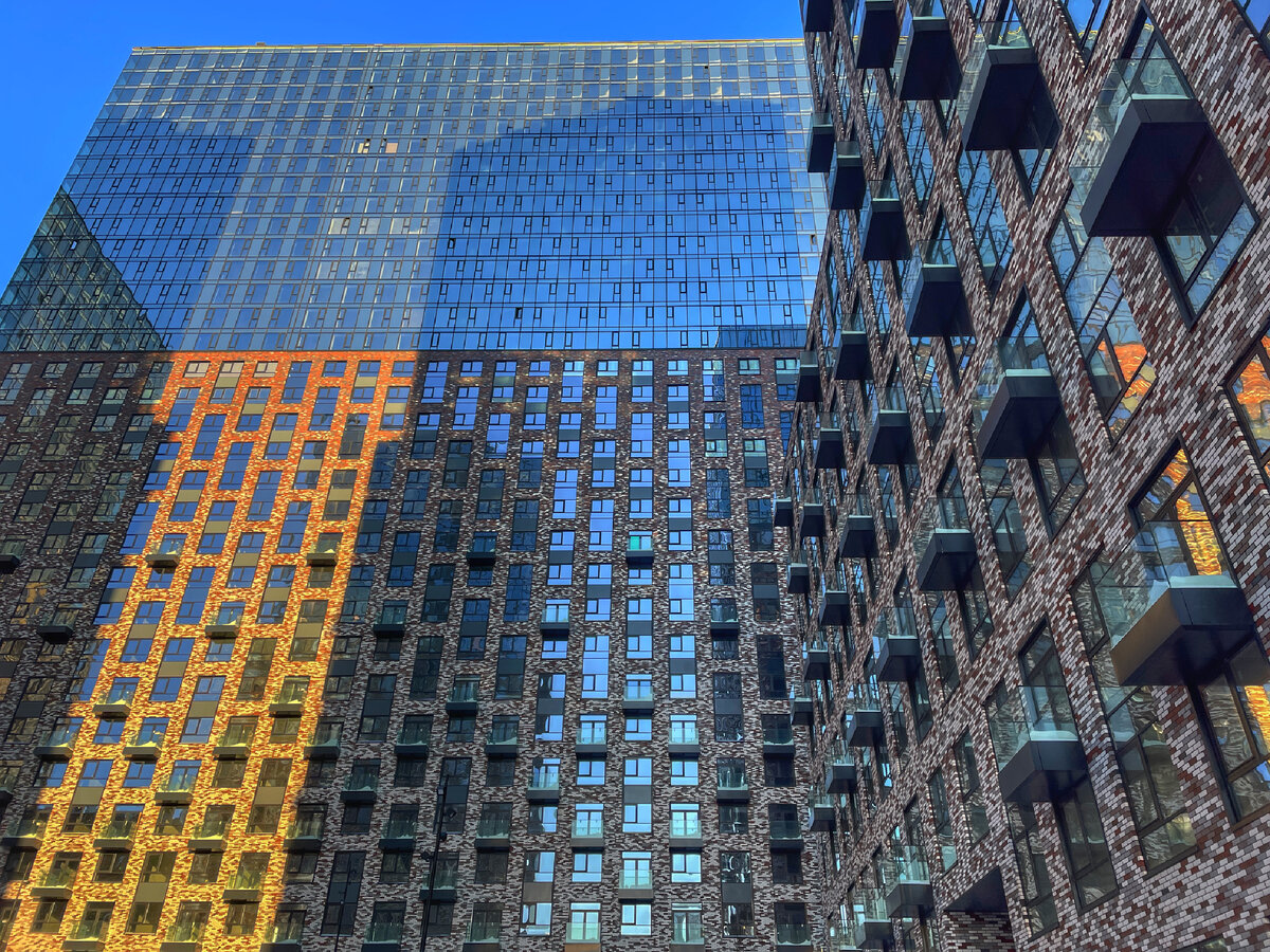 Спортивная ходьба в парке. Самые удобные кроссовки для ходьбы. Видно пешком. Женщина гуляет. Спокойная ходьба.