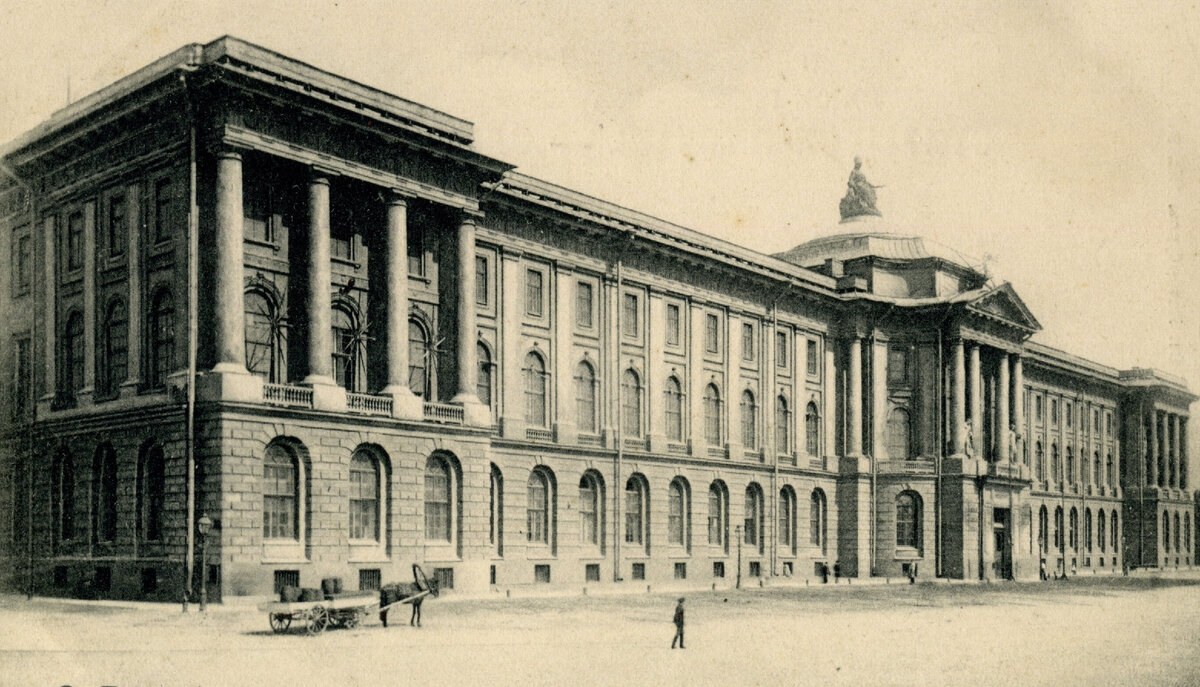 Императорская Академия художеств​ в Санкт-Петербурге​.