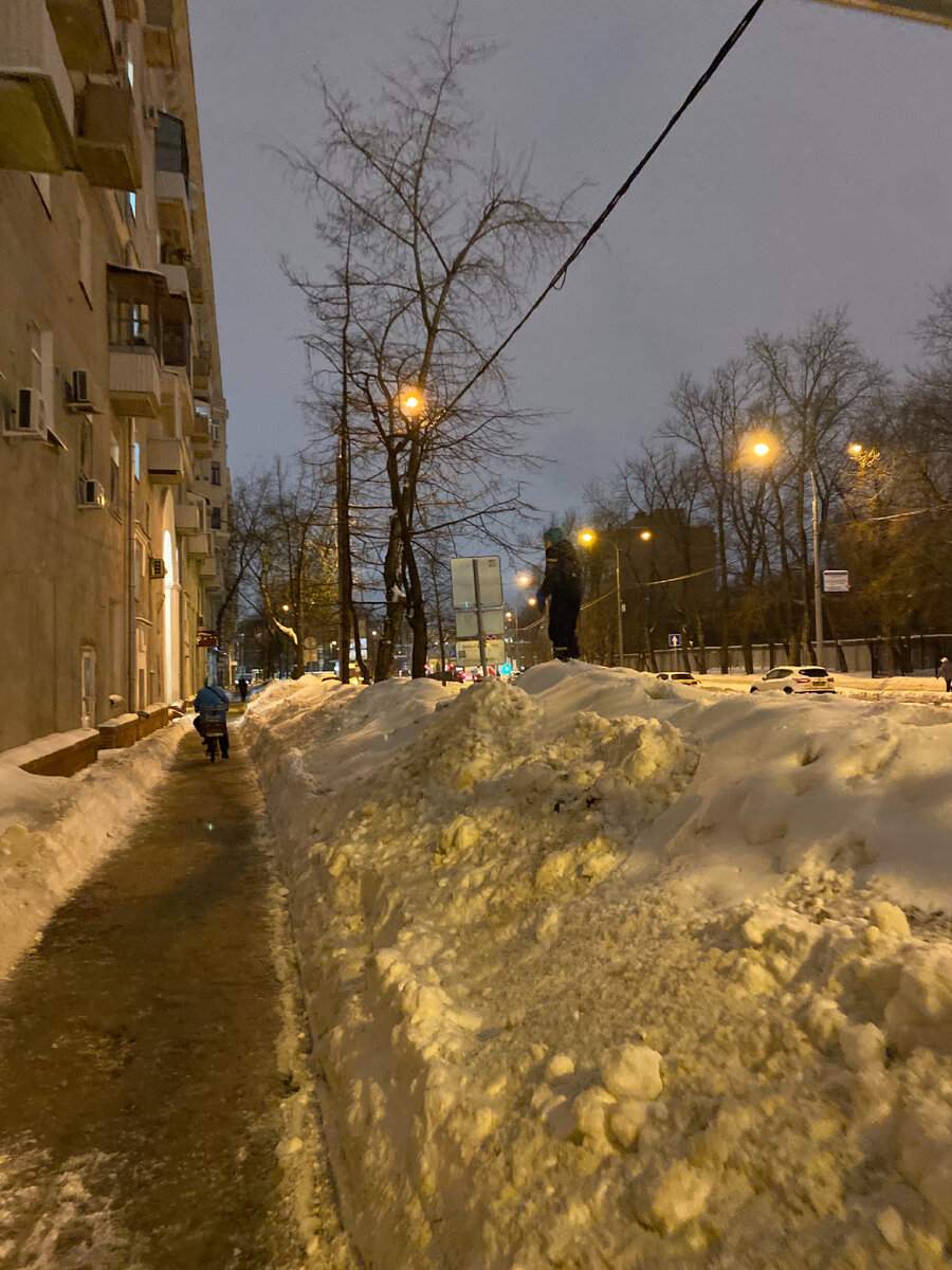 Фото автора. Учиться радоваться жизни нужно у детей… Вот как можно после тренировки штурмовать сугробы выше своего роста, идти по ним всю дорогу и радоваться, мне не понятно. Но радостно ))