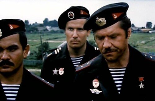 .Внешний вид и характеристики формы ВМФ и МПФорма Военно-морского флота (ВМФ) и Морской пехоты (МП) имеет свои особенности и характеристики, которые отличают ее от формы других бригад и категорий военных.Мужская форма ВМФ и МПМужская форма ВМФ и МП состоит из куртки и брюк, изготовленных из хлопчатобумажной ткани. Куртка имеет короткий воротник с металлическими кососкрещенными кнопками, на плечах расположены нарукавные погранотряда с золотистой обзорной лентой. На левой груди находится именно золотистая звезда морского пехотинца или металлическая звезда военно-морского флота. На правом рукаве расположен квалификационный значок - коронованный железный крест.Брюки формы ВМФ и МП завязываются на поясе и имеют боковые карманы. Для полевой формы используется демисезонная и зимняя куртка, которая утеплена для обеспечения комфорта военнослужащих в условиях длительного пребывания на открытом воздухе. Зимние брюки также утеплены и обладают повышенной прочностью для защиты от холода и влаги.Военно-морская форма предназначена для использования военнослужащими ВМФ и МП в повседневном обслуживании и служебных задачах.Женская форма ВМФ и МПЖенская форма ВМФ и МП также состоит из куртки и юбки, выполненных из хлопчатобумажной ткани. Куртка имеет укороченный фасон и закрывается на металлическую кнопку. На левой груди располагается нагрудной карман с клапаном, а на правом карман о сервисных женщин МП, более элегантная форма предусматривает использование фото курсантов. Юбка формы ВМФ и МП имеет расклешенный силуэт и длину чуть выше колена.Для зимнего сезона предусмотрена утепленная форма с длинными рукавами и повышенной защитой от холода. В качестве обуви используются зимние туфли и шерстяные носки для сохранения тепла ног.Внешний вид и характеристики формы ВМФ и МП имеют свою историю существования и развития, а также зависят от требований и особенностей военного обеспечения и контактной связи военнослужащих.Применение формы ВМФ и МП в службе офицеров ВМФФорма ВМФ и МП включает в себя различные элементы одежды и аксессуары, которые соответствуют общим требованиям к внешнему облику военнослужащих ВМФ. В состав формы ВМФ и МП входит:
