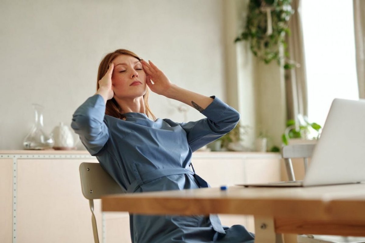 Невролог Екатерина Демьяновская объяснила, почему в периоды потепления могут учащаться жалобы на головную боль.