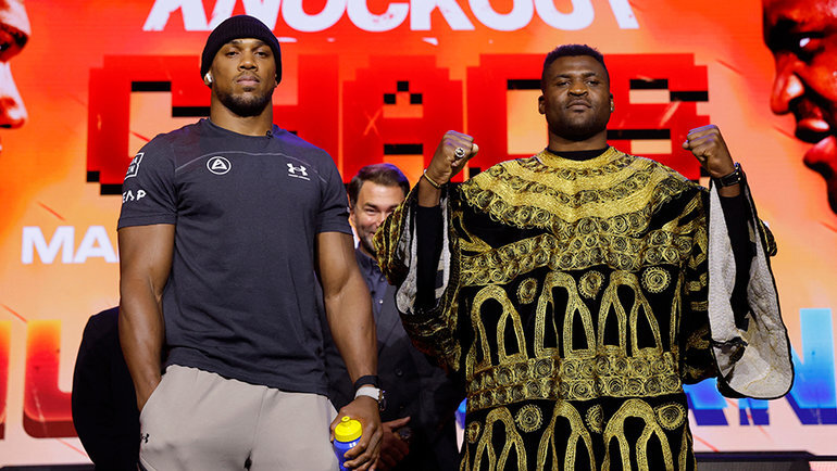    Энтони Джошуа и Фрэнсис Нганну на пресс-конференции перед боем. Reuters