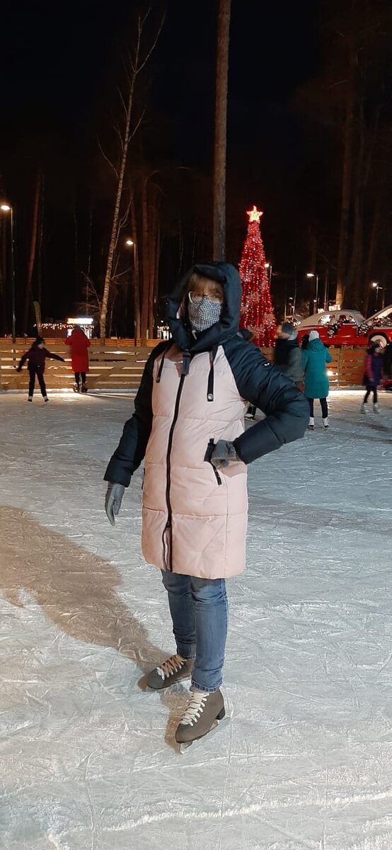 В 2020 году ... Маска даже на катке... Неужели это было?