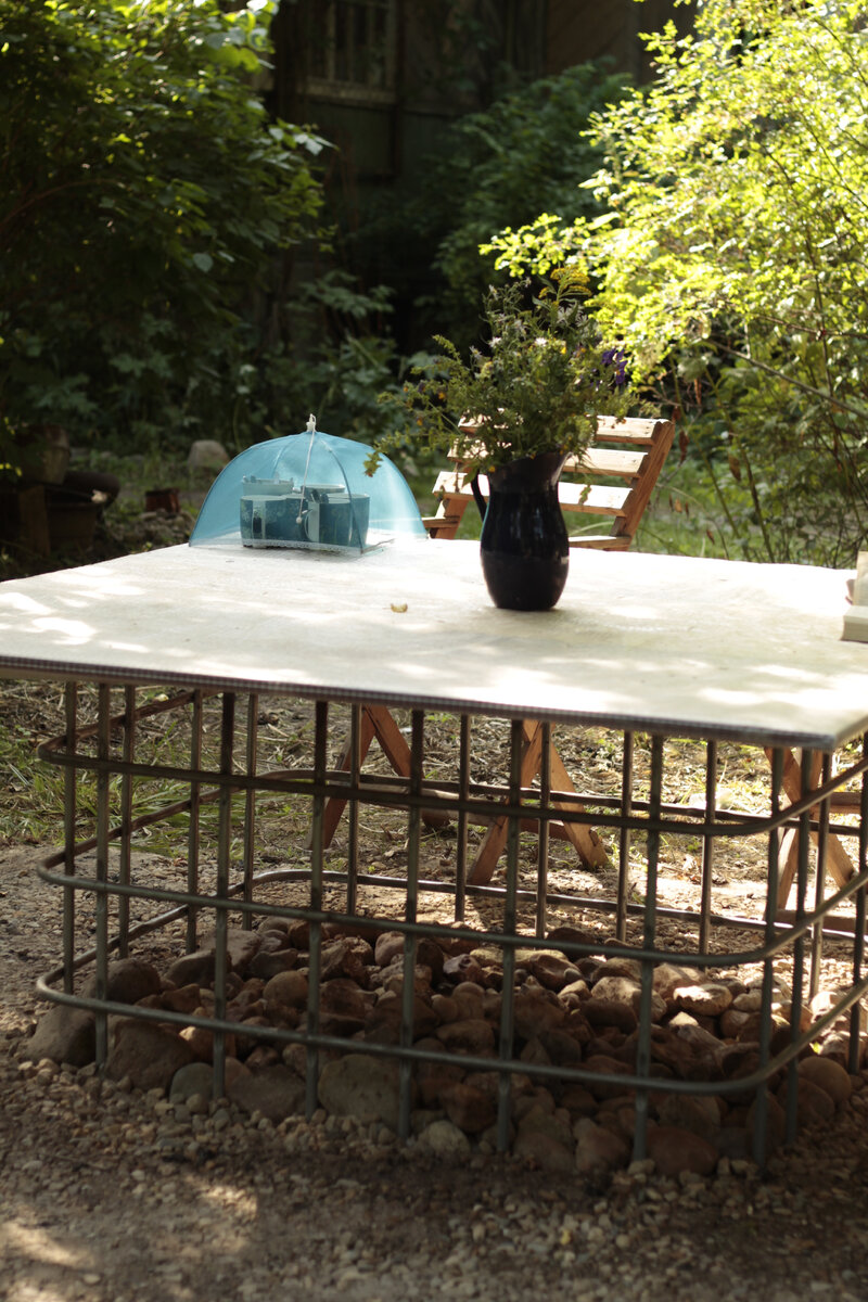 Стол стоит уже несколько лет и собирает душевные компании.