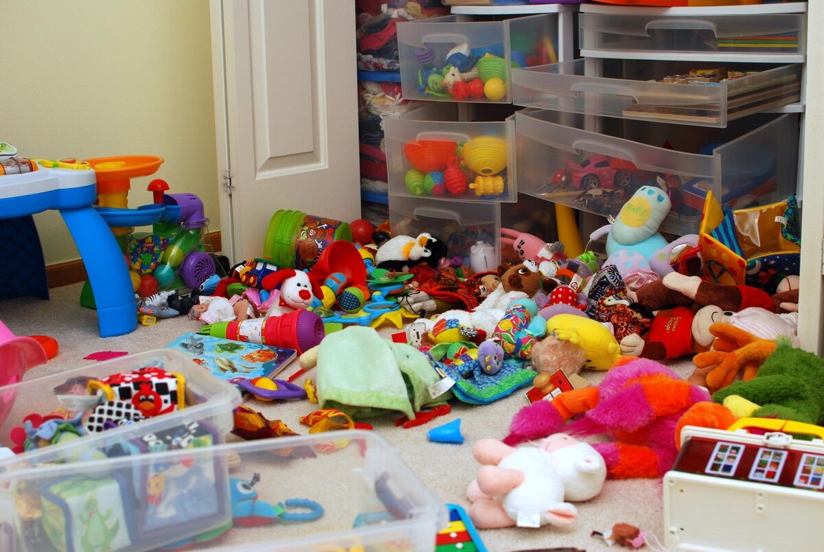 Покажите игрушки надо. Разбросанные игрушки. Разбросанные игрушки в детской. Разбросанные игрушки в детском саду. Много игрушек.