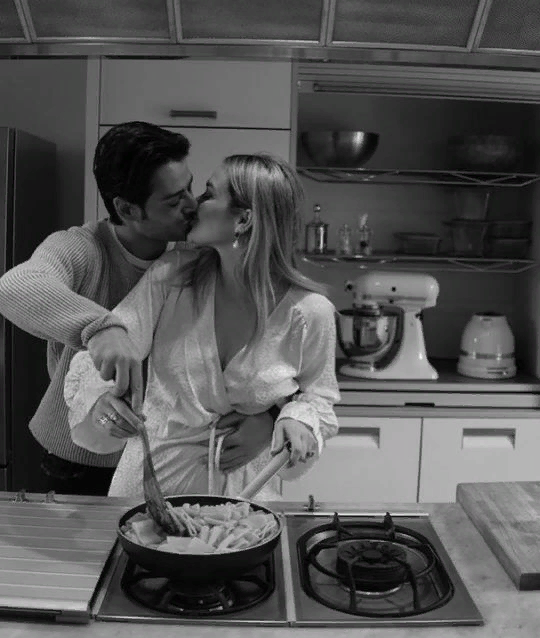 Мужчина и женщина любовь. Астрология совместимость книга. Идеальные отношения читать. Идеальные отношения прикол. Идеальные отношения читать.