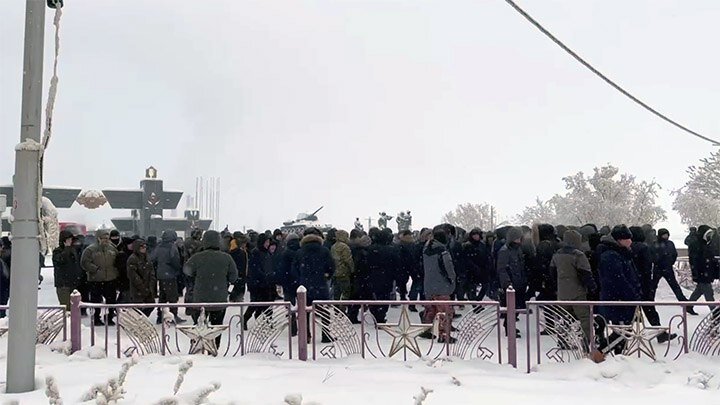 ЖИТЕЛИ ЯКУТСКА ВЫШЛИ НА СТИХИЙНЫЙ МИТИНГ ИЗ-ЗА УБИЙСТВА МЕСТНОГО ЖИТЕЛЯ  УРОЖЕНЦЕМ ТАДЖИКИСТАНА. СКРИНШОТ КАДРА ВИДЕО ТГ-КАНАЛА "ЦАРЬГРАД"