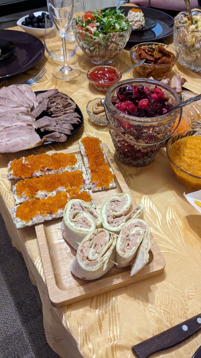 Кроме икры и оливок, даже нарезка собственного приготовления 😊