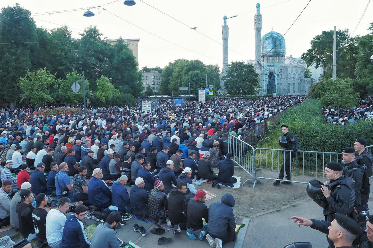 Курбан-байрам 2022. Курбан байрам открытки. Курбан-байрам 2023 в москве. Мусульмане в мечети. Фото мусульман.