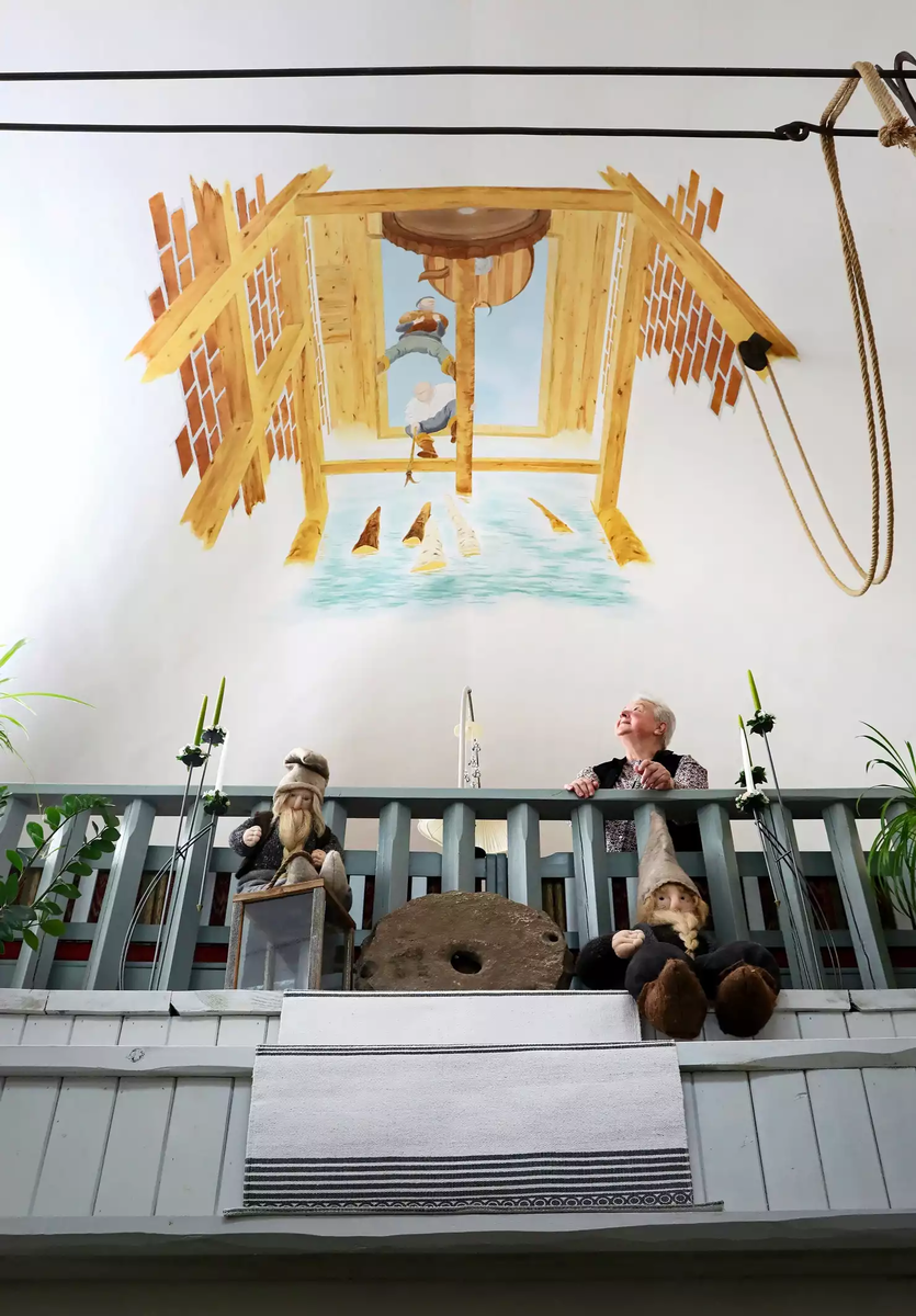 в доме жило много. много кошек и собак. тесно в квартире. в доме жило много. уставшая мама.