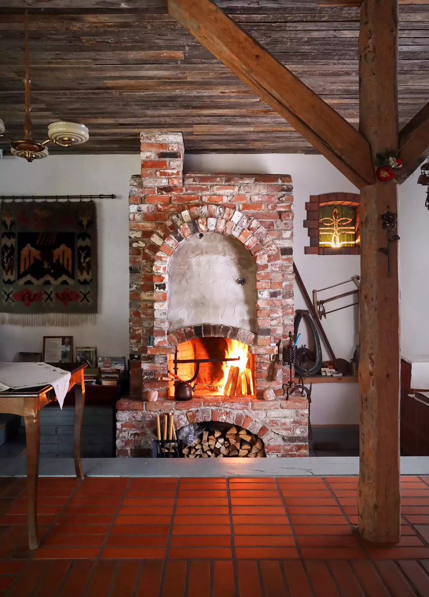 Пожилая женщина изменила. Бабушки изменяют своим мужьям. Бабушка плачет. Женщина с молодым человеком. Ссора пожилых супругов.