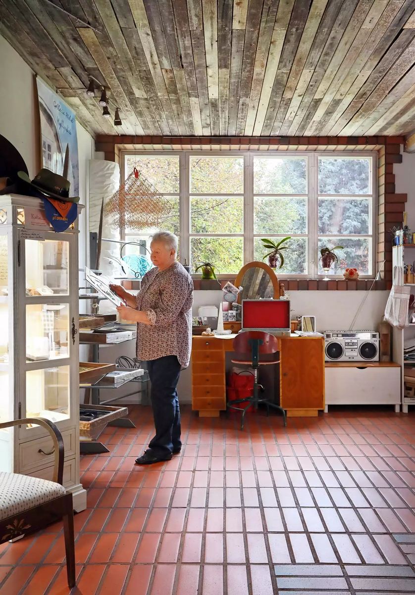 Метеорит упал на машину. Тунгусский метеорит ударная волна. Нетфликс воспитывая диона. Метеорит изменил его жизнь до и после. Фильм про метеорит изменивший жизнь парня.