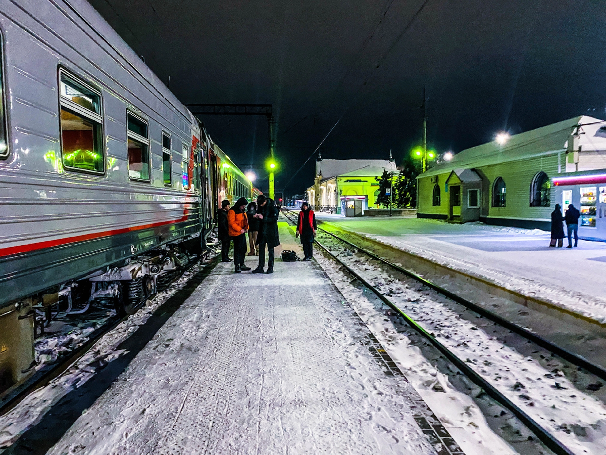 Тронется еще чуть чуть и поезд. Тронется еще чуть чуть и поезд