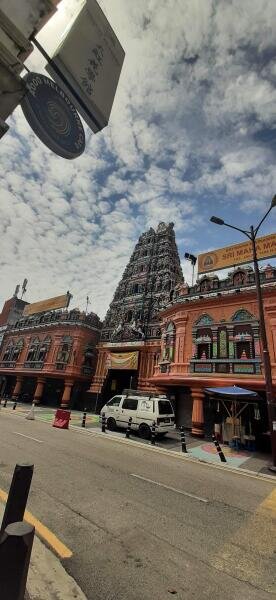    Индуистский храм Шри Махамариамман XIX века в районе Чайна-Таун. Куалу-Лумпур, средина января 2024 г. Фото: Владимир Голубков, личный архив