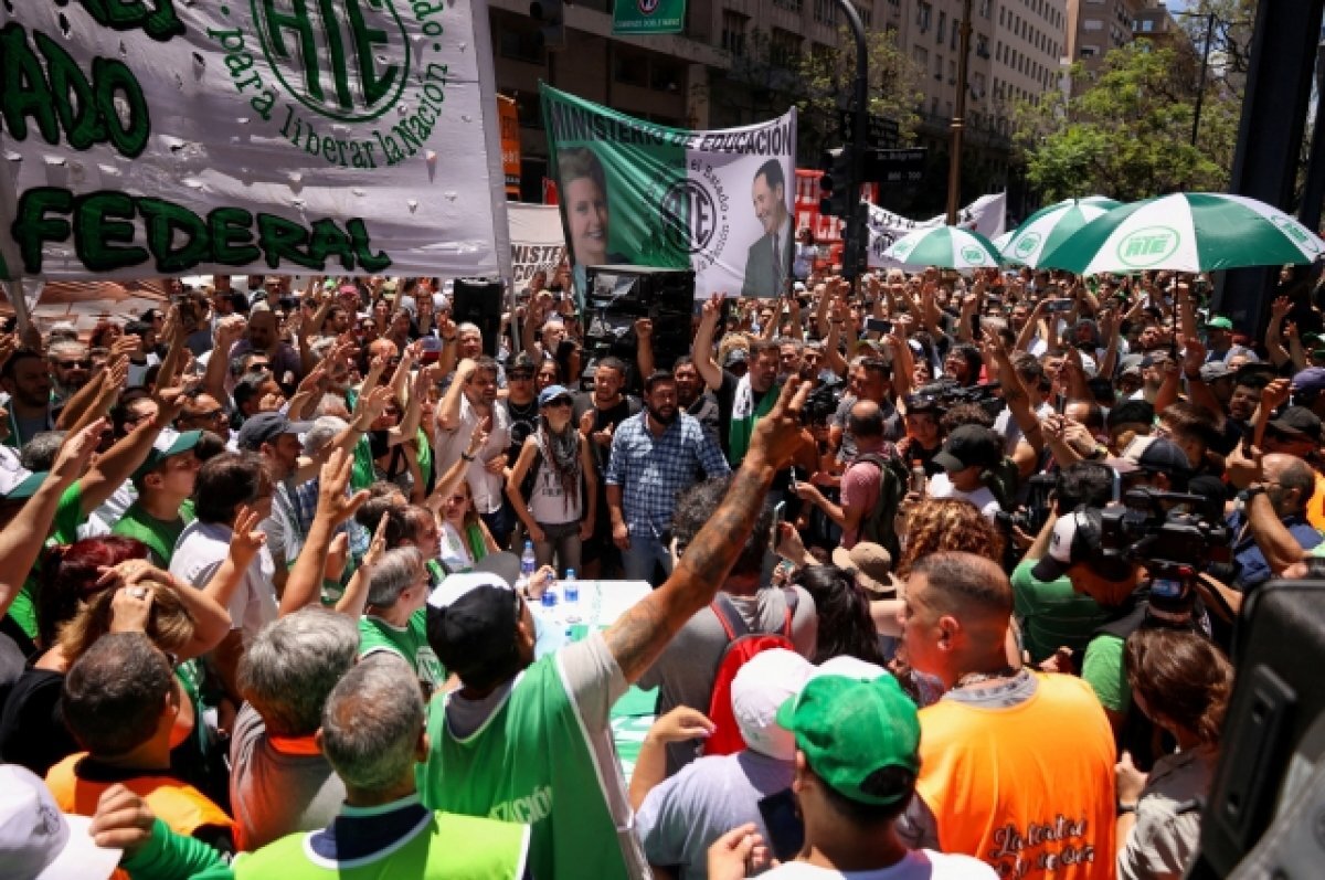    Несколько тысяч аргентинцев вышли на протест против реформ Милея