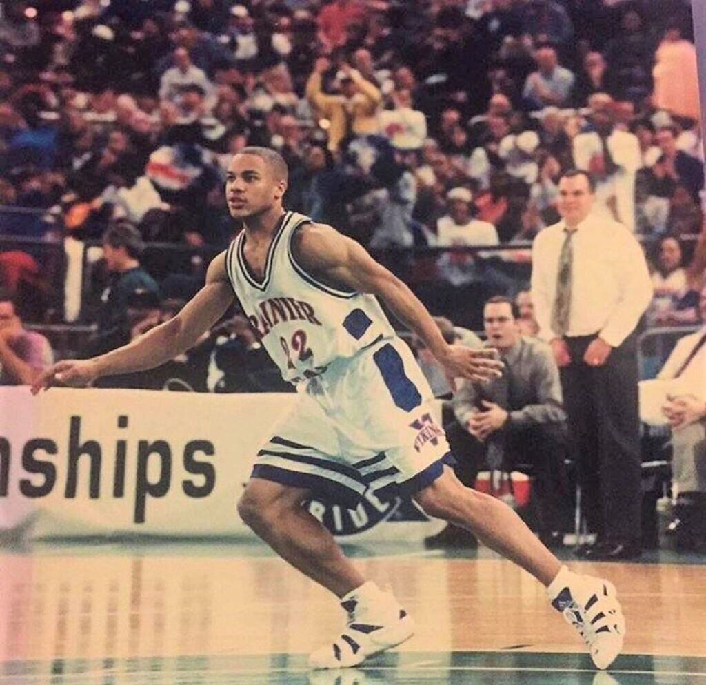 Защитник Филип Хит в матче чемпионата штата Вашингтон в 1998 году. / Instagram