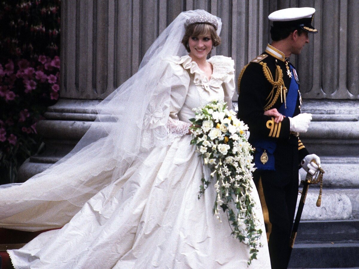 Что с принцессой уэльской на самом. Свадебное платье Дианы Спенсер. Свадьба принца Чарльза и Дианы. Свадебное платье леди Дианы Спенсер. Свадьба леди Дианы и принца Чарльза.