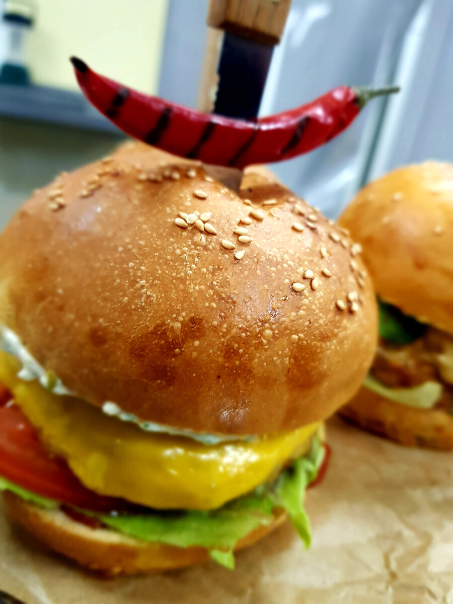 Острый БУРГЕР с мясной котлетой,овощами и сыром чедр.