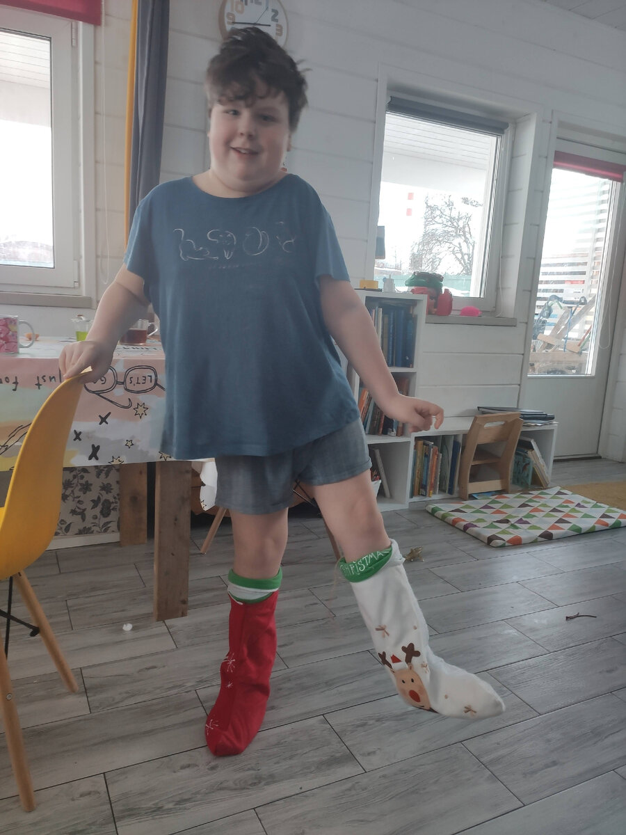 Девочка в маминой одежде. Одевает детей плохо. Мальчик одевается. Одевание ребенка. Мальчик.