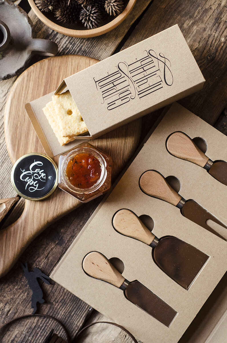 Вечер в компании друзей, джазовая мелодия обволакивает густыми звуками саксофона, на роскошно накрытом столе мерцают свечи, в бокалах — рубиновое вино. Мягкий, сливочный бри, терпкий дорблю в сочетании с тягучим золотистым медом, пикантный пармезан, оттеняемый сочным виноградом.
Элегантность хозяев дома не останется незамеченной.