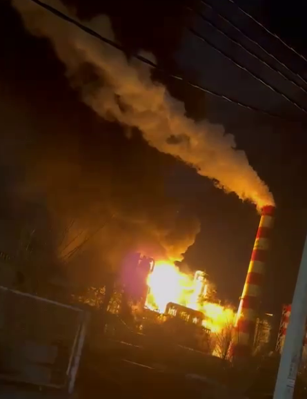 В городе Туапсе на территории нефтеперерабатывающего завода "Роснефти" произошел крупный пожар.-4