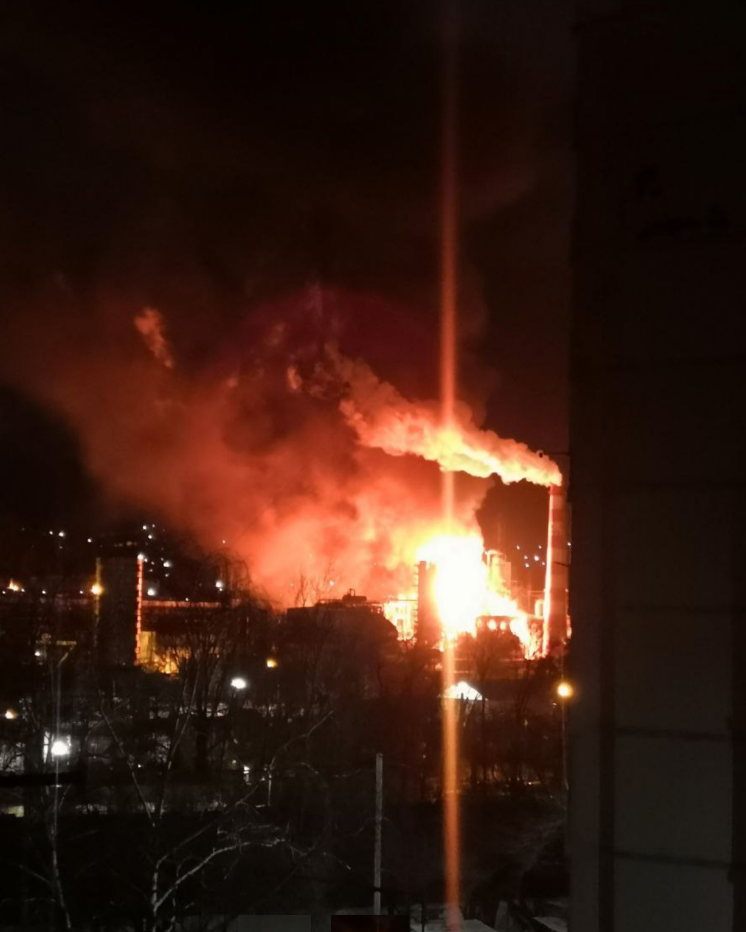 В городе Туапсе на территории нефтеперерабатывающего завода "Роснефти" произошел крупный пожар.-8