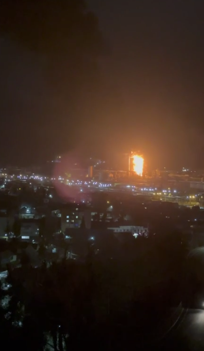 В городе Туапсе на территории нефтеперерабатывающего завода "Роснефти" произошел крупный пожар.-10