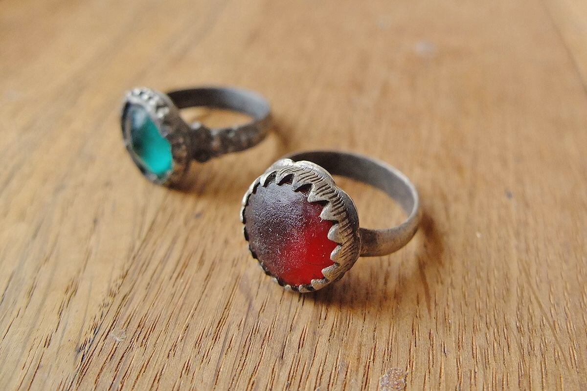 заговор на обручальные кольца. приворот на обручальное кольцо. девушка смотрит в колечко. надевает кольцо на палец. приворот на обручальное кольцо.