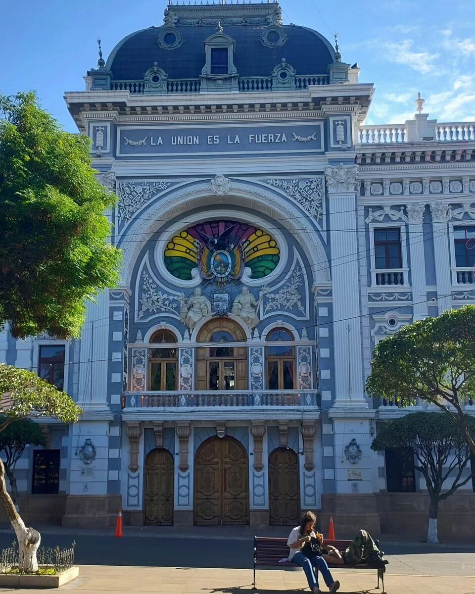 Официальная столица Боливии - город Сукре.