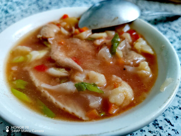 Суп из куриных крылышек. Суп с сельдереем и курицей. Куриный бульон с крылышком. Суп из куриных крыльев. Супчик из куриных крылышек.