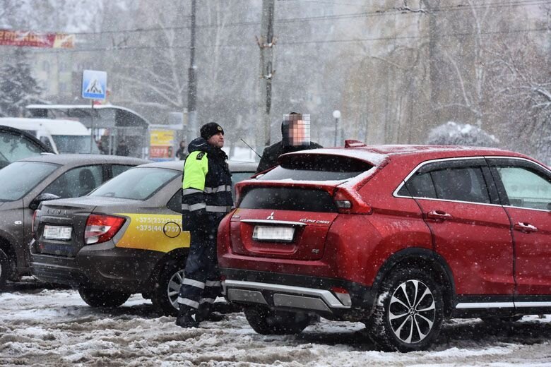 обозначение мест стоянки автомашин управляемых инвалидами. парковочные места для инвалидов закон. автомобиль на парковке для инвалидов. льготы инвалидам на парковке. количество мест для инвалидов на парковке.