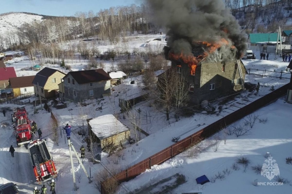    Крупный пожар произошел в 2-этажном особняке на Алтае