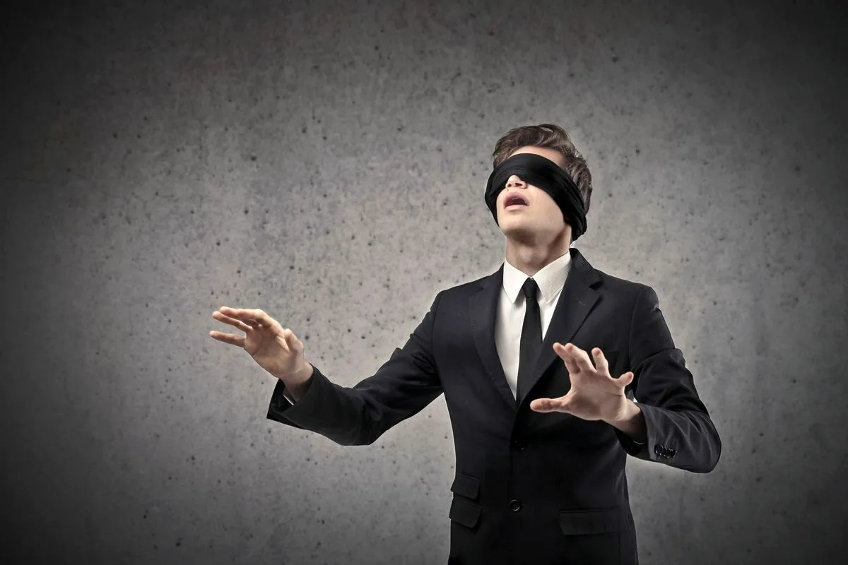 включи завяжи глаза. девушка с завязанными глазами. шапка мужская глаза и кровь. мужчина с повязкой на глазах. мужчина с повязкой на глазах.